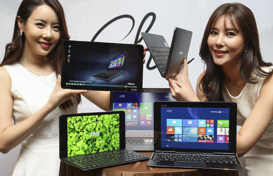 에이수스는 7일 서울 소공동 롯데호텔에서 '2015 노트북PC 신제품 기자 간담회'를 개최하고, 트랜스포머 북 치 시리즈와 젠북 UX305를 비롯한 인텔 CPU를 사용한 노트북PC 신제품과 상반기 판매 전략을 발표했다. <에이수스 제공>